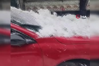Çatıda biriken kar kütlesi park halindeki otomobilin üzerine düştü