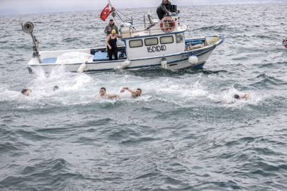 Denizden haç çıkarma töreni: Tirilye’de buz gibi havada inanç yarışı