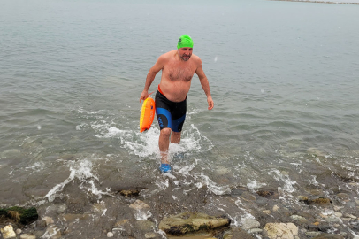 Soğuğa aldırış etmedi, kar altında denizde yüzdü