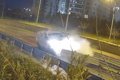 Bariyerlere çarpan kamyonet kameralara böyle yansıdı