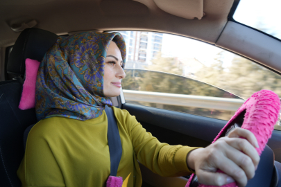 Taksici abla kadın yolcular için direksiyon başında