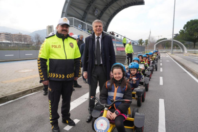 Oyak Renault’dan geleceğe güvenli adım: Çocuklar trafik kültürünü yerinde öğreniyor!
