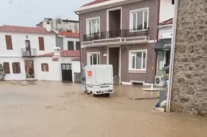 Bozcaada'da sağanak yağışta sokaklar sular altında kaldı
