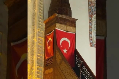Muradiye Camii İmamı Taşcı’dan Bayrak hassasiyeti: Sosyal medyada gündem oldu