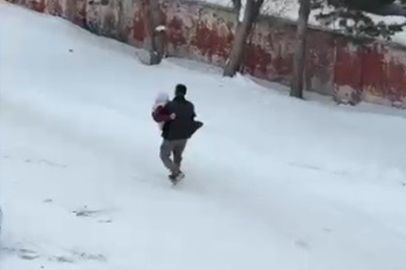 Vefa dolu görüntü: Hasta annesini kucağında taşıdı