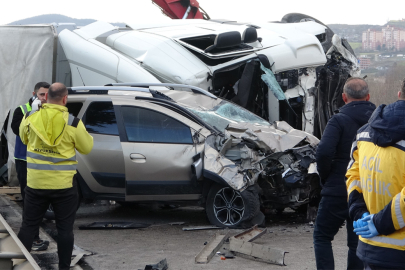 Tır karşı şeride geçip araçlara daldı: 1 ölü, 3 yaralı