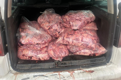 Yol kontrolünde skandal görüntü: 450 kilo bozulmuş etle yakalandılar!