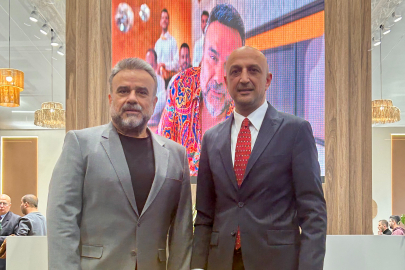 Bülent Serttaş şarkılarıyla mobilya fuarını şenlendirdi: Armis’in yeni koleksiyonunu test etti