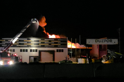 Düzce’de dev yangın: Strafor Fabrikası alevlere teslim, D-100 Karayolu trafiğe kapatıldı!