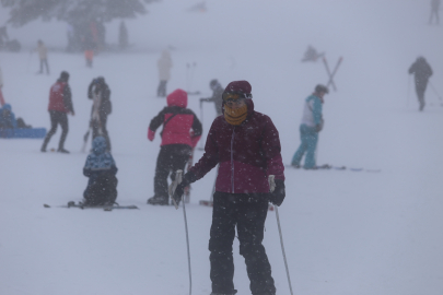 Sömestr finali Uludağ’da yapılıyor: Sis ve soğuğa rağmen pistler tıklım tıklım!