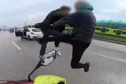 Trafikte tekmeler tokatlar havada uçuştu olay görüntüler kamerada