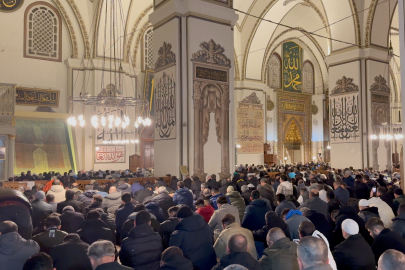 Bursa'da Berat huzuru: Yağmura rağmen Ulu Cami'de adım atacak yer kalmadı!