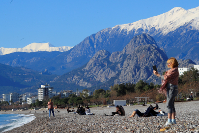 Antalya'da karlı dağların gölgesinde deniz keyfi