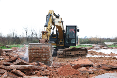 Osmangazi'de kaçağa nefes aldırılmıyor: Tarım arazisindeki depo temelinde yıkıldı!