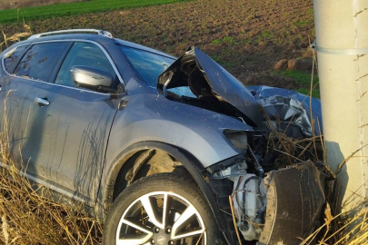 Bursa'da kontrolden çıkan araç direğe çarptı