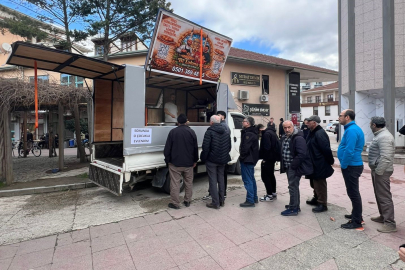 İnegöl’de sevdiği adamla evlenen kadın dileği gerçekleşince lokma dağıttı