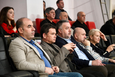 Başkan Erkan Aydın tribünde, Osmangazi sahada kazandı: Voleybolda seri sürüyor!