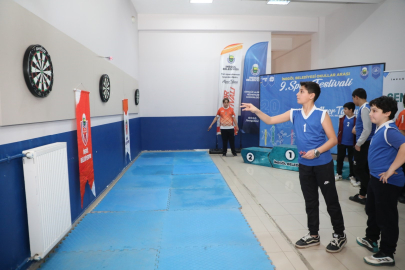 İnegöl’de okullar arası spor festivali dart turnuvası nefes kesti: 35 takım 140 öğrenci yarıştı