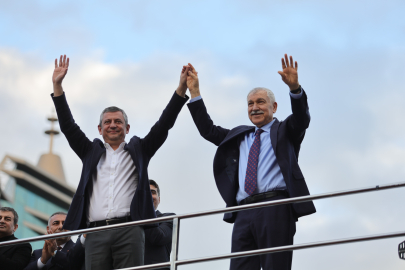 Zeydan Karalar tahliye edildi! Özgür Özel otobüsün üstünden seslendi: "Gözün aydın Adana"