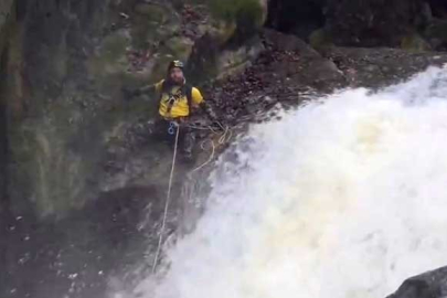 Bursa’da ölümle dans! Kanyonda akıntıya kapılan dağcıyı arkadaşları iple kurtardı