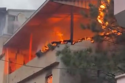 Bursa’da çatı yangını dehşet saçtı: En üst kat alev topuna döndü