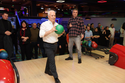 Başkan Bozbey bu kez sahaya indi: Bowling topuyla hedefi tam on ikiden vurdu!