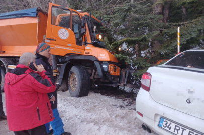 Bursa'da kar küreme aracı otomobille çarpıştı, 2 yaralı