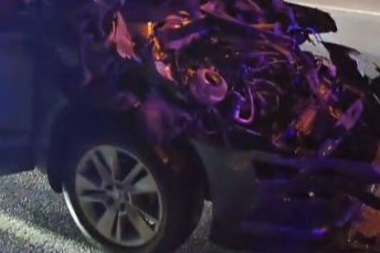 Mudanya yolunda korkutan kaza: Otomobil Belediye aracına çarptı, hurdaya döndü!