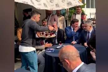 Şakacı kahveye gelen çıkamıyor