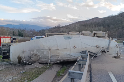 Bursa-Ankara yolunda devrilen tankerin sürücüsü kurtarılamadı