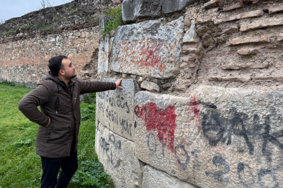 İznik’te tarihe sprey boyalı ihanet: 2 bin yıllık surlar tanınmaz halde!