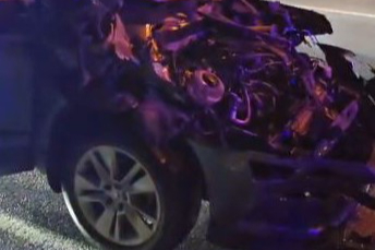 Temizlik kamyonetine çarpan otomobil demir yığınına döndü