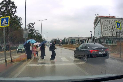 Yayalara yol vermeyen otomobil öğrencileri tehlikeye attı