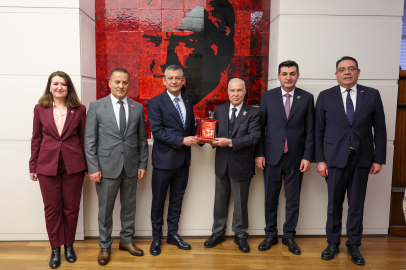 Şehit Aileleri ve Gazilerden Özgür Özel’e teşekkür plaketi