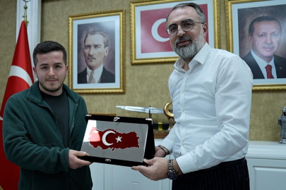 Türk Bayrağı'nı yerde bırakmayan kurye ödüllendirildi