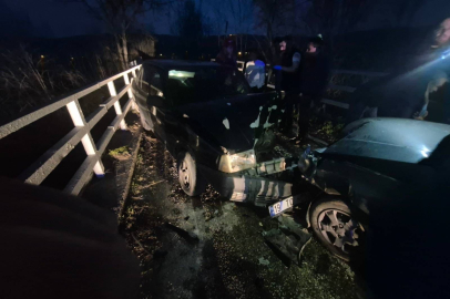 Bursa'da iki otomobil kafa kafaya çarpıştı: 3 yaralı