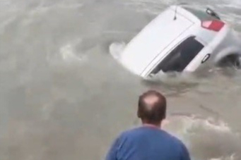Aracıyla denize düşen sürücüyü Sahil Güvenlik kurtardı