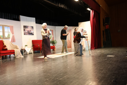 Gemlik’te öğretmenler sahneye çıktı: “İdeal Aile Reçetesi 2”ye yoğun ilgi