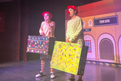 Miniklere tiyatro şöleni: “İki Bavul Dolusu” İnegöl’de prömiyer yaptı