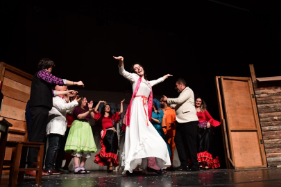 Osmangazi’de tiyatro şöleni: Deli Ayten’e tam not