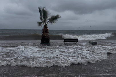 Gemlik’te doğa alarmı: Dev dalgalar sahil yolunu yuttu, sokaklar göle döndü