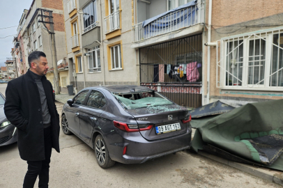 İnegöl’de lodos çatıyı uçurdu: Şıngıl park halindeki aracın üzerine düştü