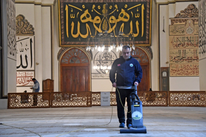 Osmangazi Belediyesi’nden Bursa Ulu Camii’nde teravih hazırlığı