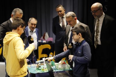 Geleceğin fikirleri sahneye çıktı: Mesafe Koleji’nde ‘Mesafikir’ heyecanı!