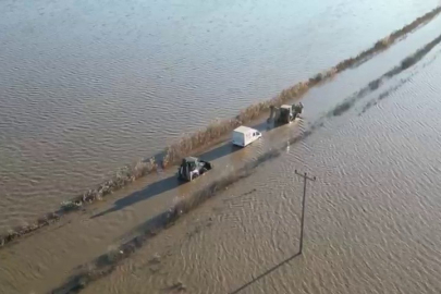 Yolda mahsur kalan vatandaşa ekiplerden can simidi: Karacabey’de taşkın paniği.