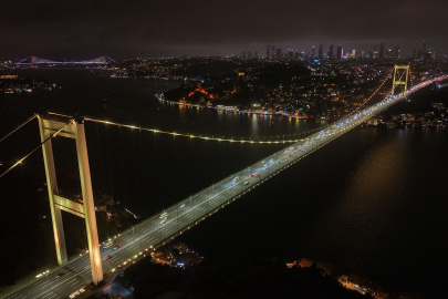 Fatih Sultan Mehmet Köprüsü kanserle mücadele eden çocuklar için aydınlandı