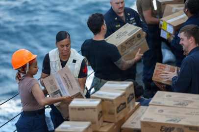 CENTCOM’dan kritik zamanlama! ABD gemileri Hürmüz hattında ikmal yapıyor