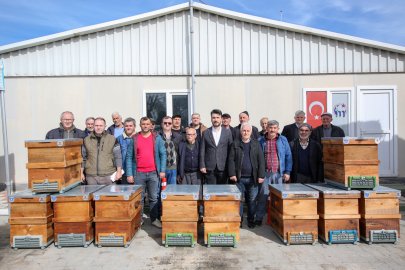 Mustafakemalpaşa’da arıcılara dev destek! 230 boş kovan dağıtıldı