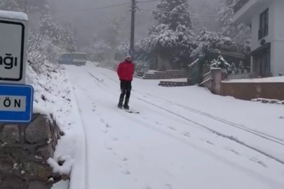 Uludağ değil Yıldırım! Sokak ortasında kayak yaptı