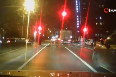 Kırmızı ışıkta yola atlayıp şınav çektiler